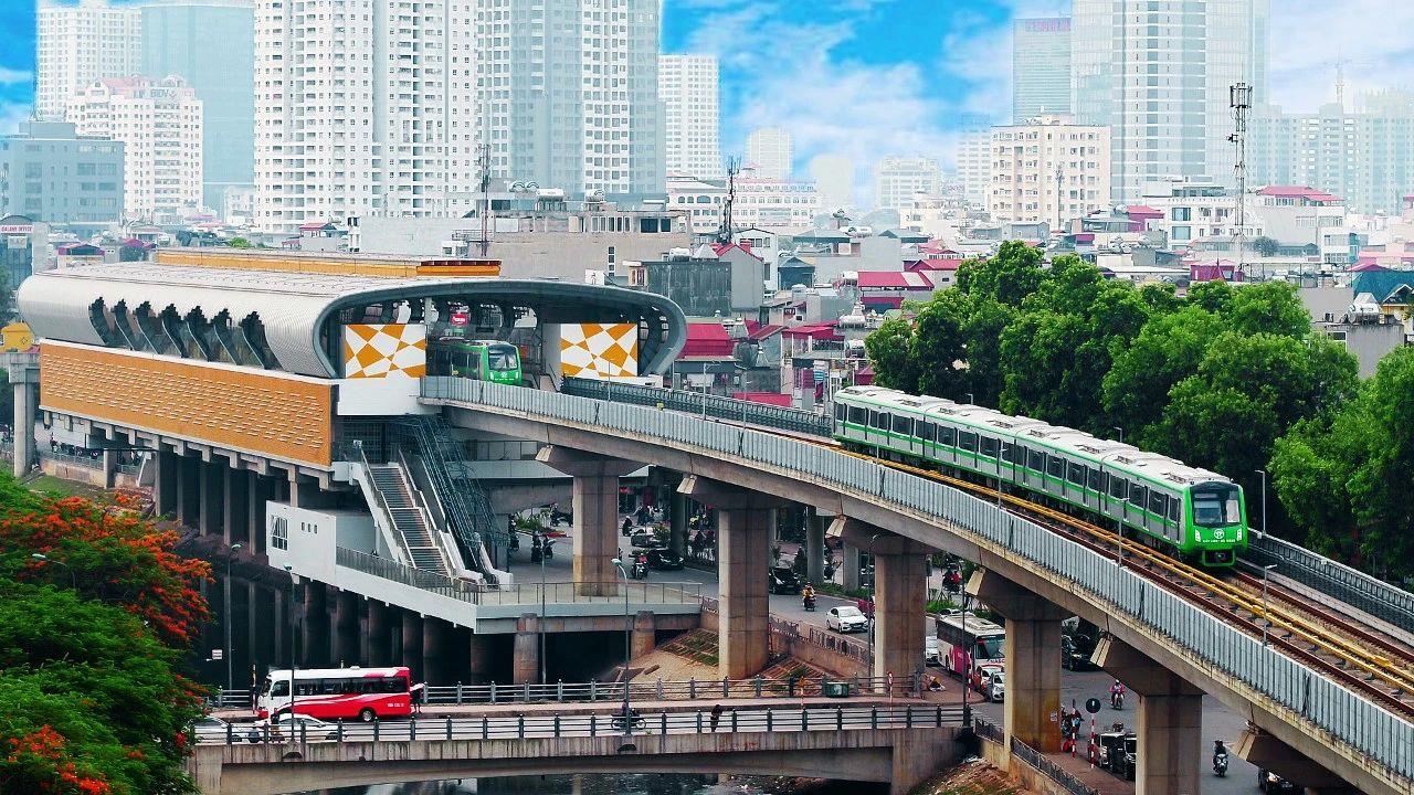 行驶中的越南河内轻轨