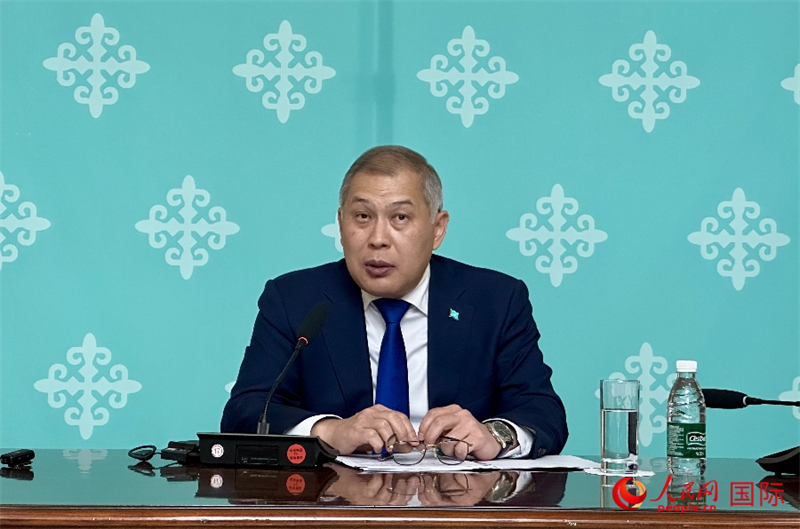哈萨克斯坦驻华大使沙赫拉特·努雷舍夫在哈驻华大使馆举办新闻发布会。人民网阿尔达克 摄