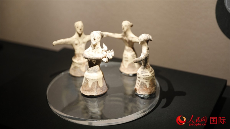 舞蹈者与音乐家雕塑群像。4月14日，来自希腊伊拉克利翁考古博物馆的文物在故宫博物院展出。（人民网 张泽宇摄）
